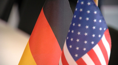 Deutsche Flagge und US-Flagge im IHK-B&uuml;ro (Quelle: BWeins)