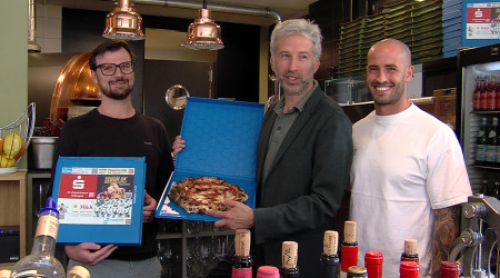 V. l. n. r.: Kay Brock, Boris Palmer und Luca Leimgruber pr&auml;sentieren Pizzabox (Quelle: BWeins)