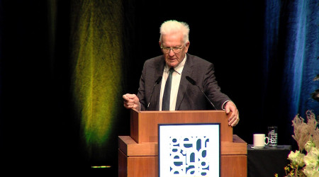 Winfried Kretschmann auf dem Podium der Stadthalle (Quelle: BWeins)