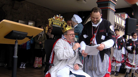 Narren machen Mike M&uuml;nzing zum K&ouml;nig (Quelle: BWeins)