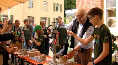 Bundespr&auml;sident Steinmeier beim Bohren von Insektenhotels (Quelle: BWeins)