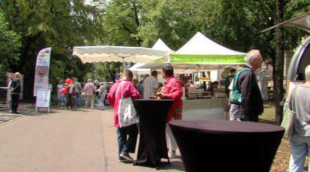 St&auml;nde und Besucher beim Neigschmeckt (Quelle: BWeins)