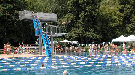 Turmspringen Freibad T&uuml;bingen (Quelle: BWeins)