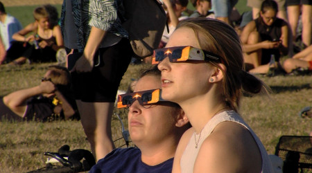 Sch&uuml;tzt die Augen vor der Sonne: die Sofi-Brille (Quelle: BWeins)