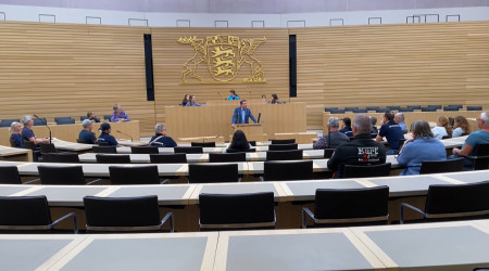 Manuel Hailfinger erkl&auml;rt dem Musikverein Grafenberg, wie Gesetze entstehen (Quelle: BWeins)