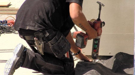 Bauarbeiter mit Bohrmaschine (Quelle: BWeins) Foto: RTF.1