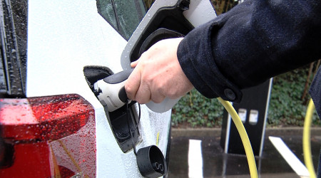 E-Auto wird aufgeladen (Quelle: BWeins) Foto: RTF.1